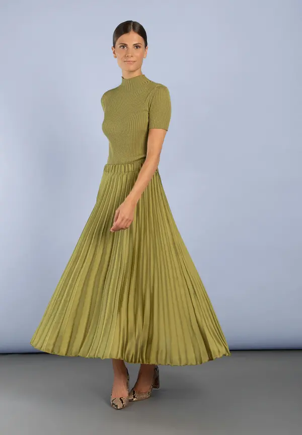 More & More Satin Plisséerock, soft moss green Super Rabatt