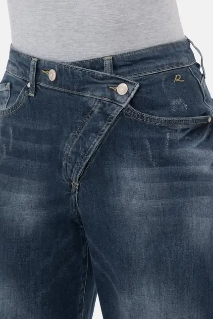 Recover Pants Gianna, Relaxed-Fit Jeans mit raffiniertem Verschluß in dark blue Artikelnummer REC-13388-4279-148 im Angebot
