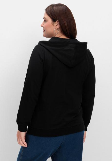 sheego Kapuzensweatjacke mit Print und Kängurutasche - schwarz sheego Fabrikverkauf