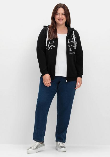 sheego Kapuzensweatjacke mit Print und Kängurutasche - schwarz sheego Fabrikverkauf