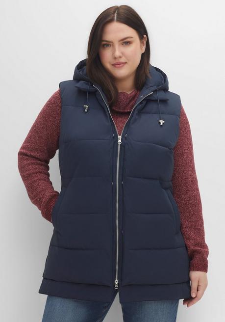 sheego Lange Steppweste im Lagenlook, mit Kapuze - nachtblau sheego 50% Rabatt mit kostenlosem Versand