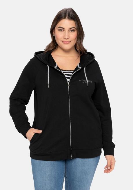 sheego Sweatjacke mit Kapuze und kleinem Brust-Print - schwarz sheego im Angebot
