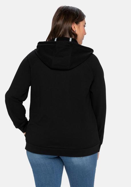 sheego Sweatjacke mit Kapuze und kleinem Brust-Print - schwarz sheego im Angebot