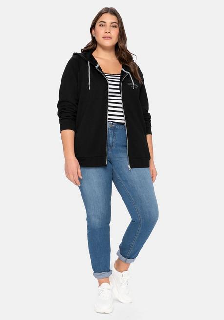 sheego Sweatjacke mit Kapuze und kleinem Brust-Print - schwarz sheego im Angebot